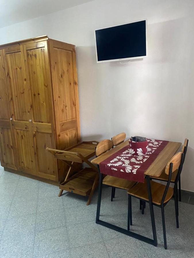 Le Stanze Del Mare Aparthotel Golfo Aranci Bagian luar foto