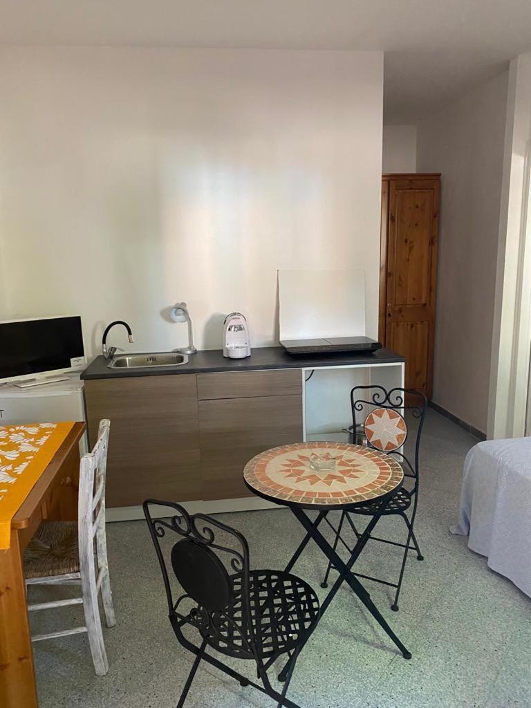 Le Stanze Del Mare Aparthotel Golfo Aranci Ruang foto