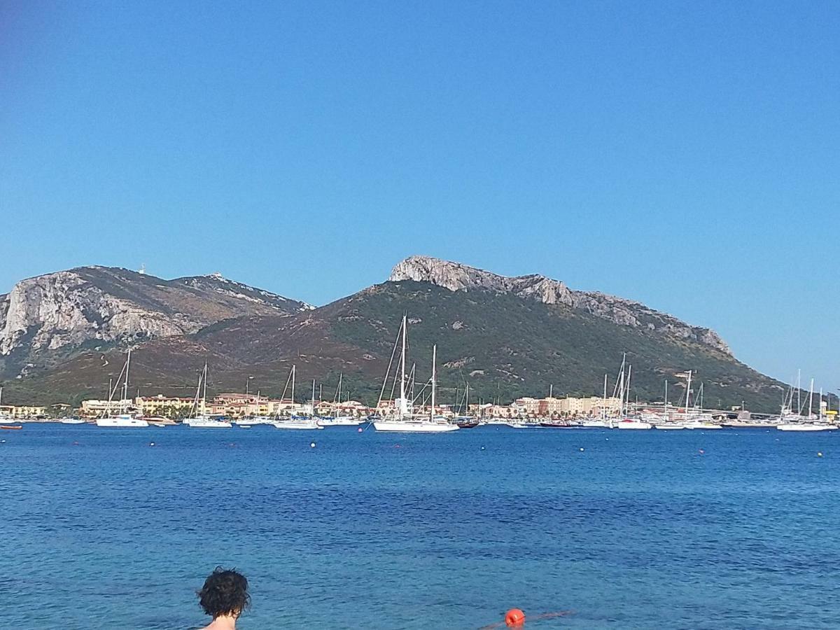 Le Stanze Del Mare Aparthotel Golfo Aranci Bagian luar foto