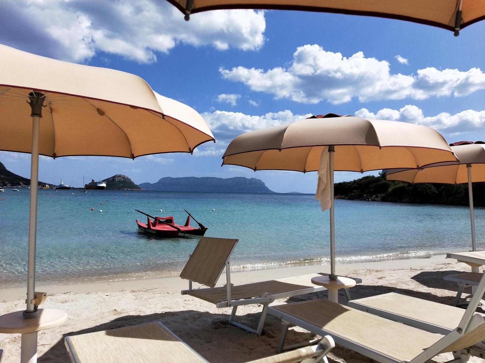 Le Stanze Del Mare Aparthotel Golfo Aranci Bagian luar foto